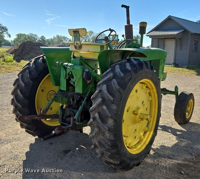 image for item EE7760 1962 John Deere 3010 tractor