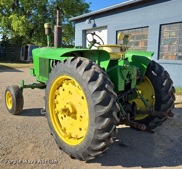 image for item EE7760 1962 John Deere 3010 tractor