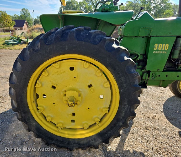 image for item EE7760 1962 John Deere 3010 tractor