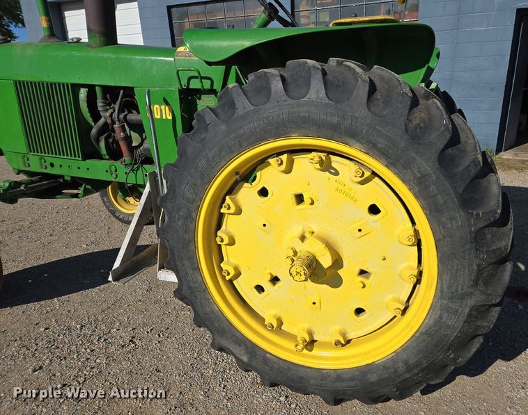 image for item EE7760 1962 John Deere 3010 tractor