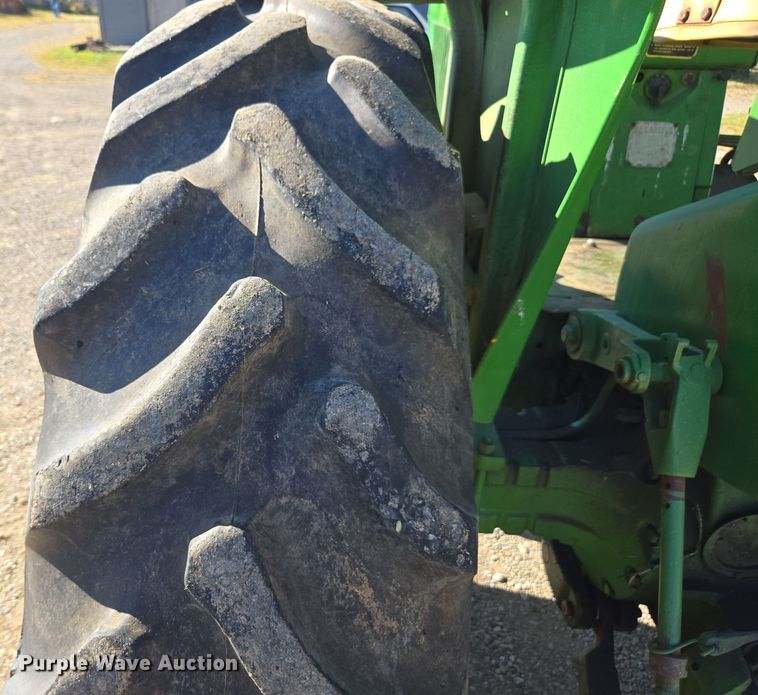 image for item EE7760 1962 John Deere 3010 tractor