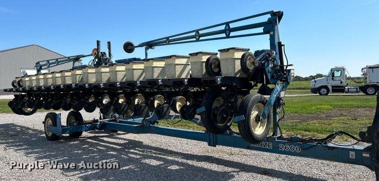 image for item EK3386 1995 Kinze 2600 planter