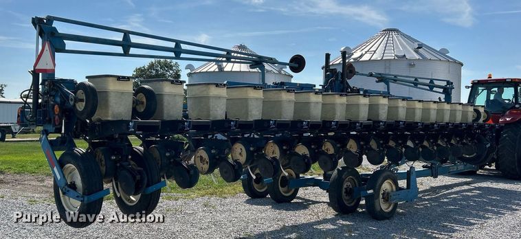 image for item EK3386 1995 Kinze 2600 planter