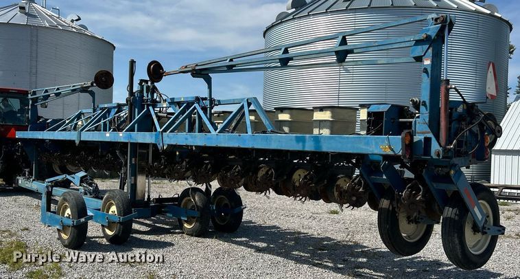 image for item EK3386 1995 Kinze 2600 planter