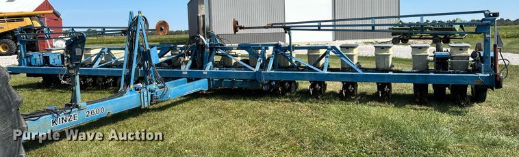 image for item EK3386 1995 Kinze 2600 planter