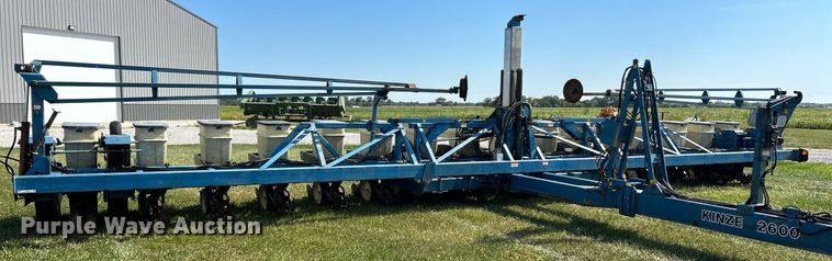 image for item EK3386 1995 Kinze 2600 planter