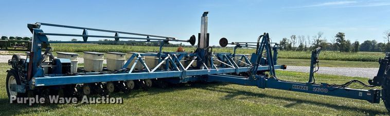 image for item EK3386 1995 Kinze 2600 planter