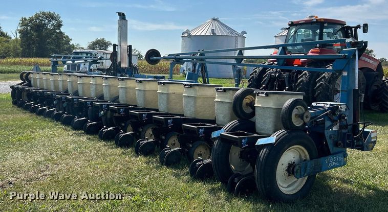 image for item EK3386 1995 Kinze 2600 planter