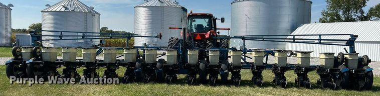 image for item EK3386 1995 Kinze 2600 planter