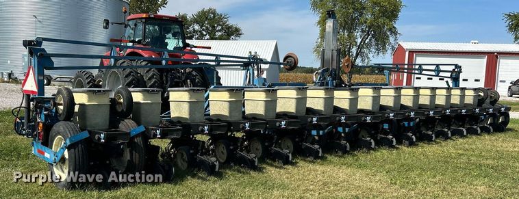 image for item EK3386 1995 Kinze 2600 planter