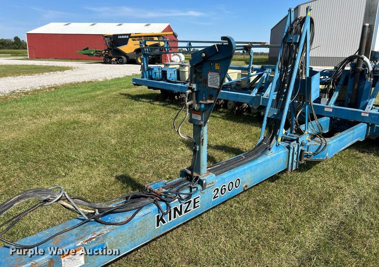 image for item EK3386 1995 Kinze 2600 planter