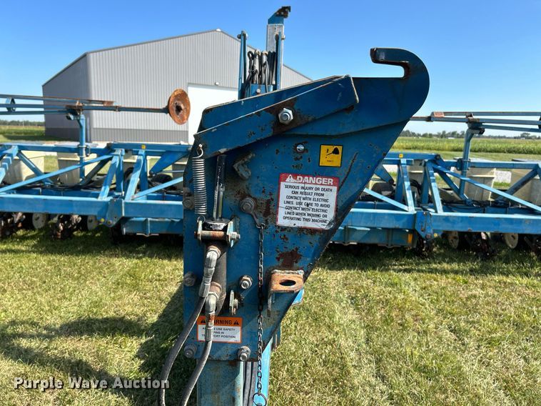 image for item EK3386 1995 Kinze 2600 planter