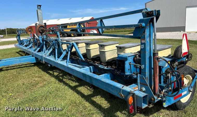 image for item EK3386 1995 Kinze 2600 planter