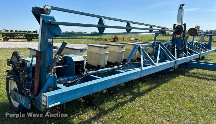 image for item EK3386 1995 Kinze 2600 planter