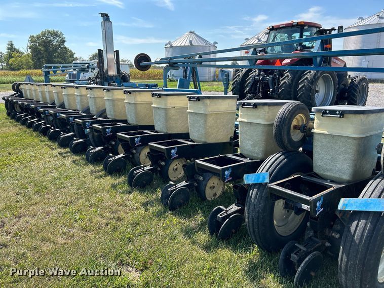 image for item EK3386 1995 Kinze 2600 planter