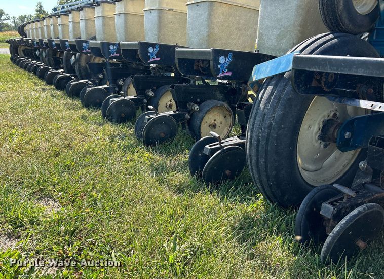 image for item EK3386 1995 Kinze 2600 planter