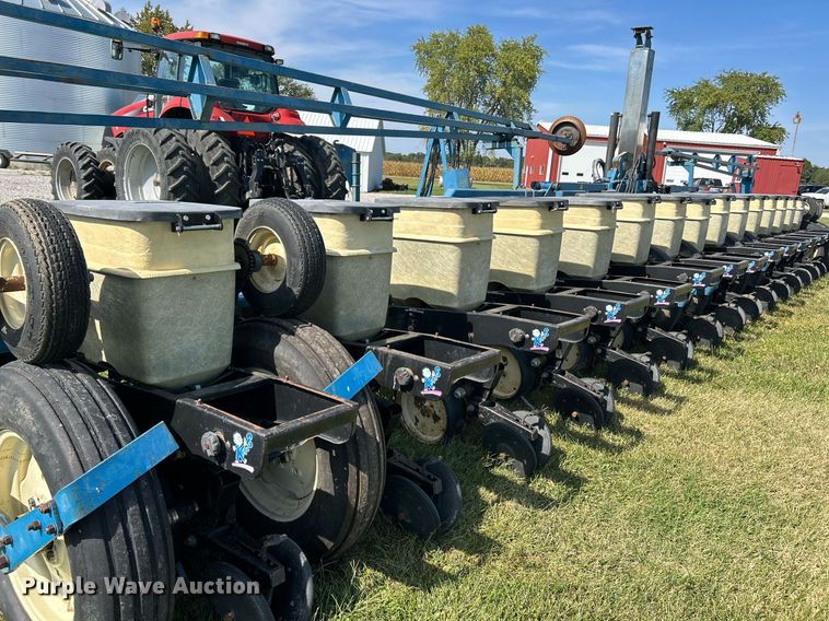 image for item EK3386 1995 Kinze 2600 planter