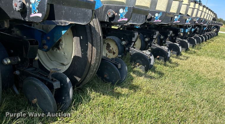 image for item EK3386 1995 Kinze 2600 planter
