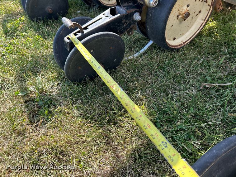 image for item EK3386 1995 Kinze 2600 planter