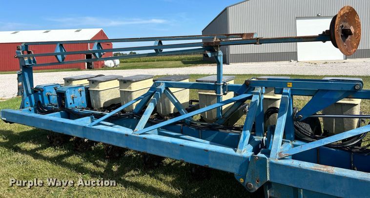 image for item EK3386 1995 Kinze 2600 planter