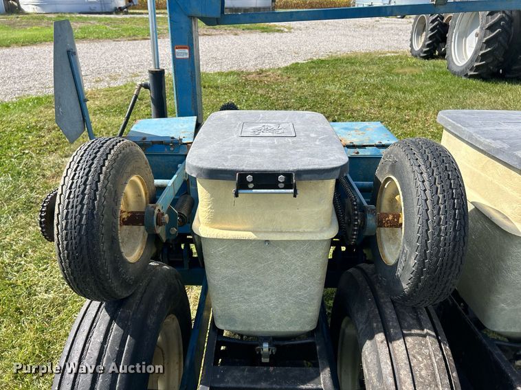 image for item EK3386 1995 Kinze 2600 planter