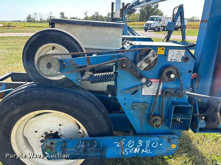 image for item EK3386 1995 Kinze 2600 planter
