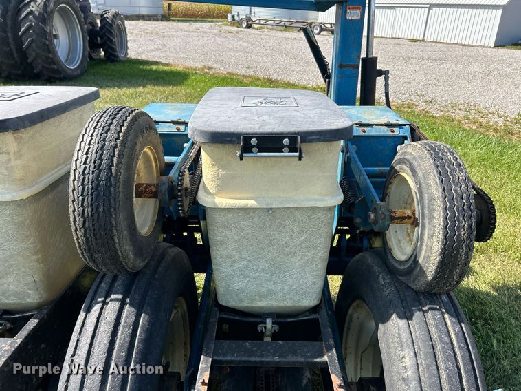 image for item EK3386 1995 Kinze 2600 planter