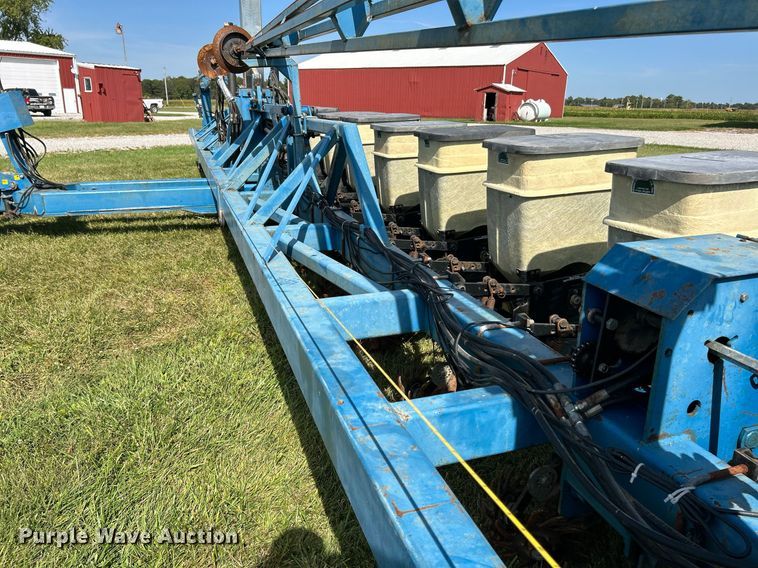 image for item EK3386 1995 Kinze 2600 planter