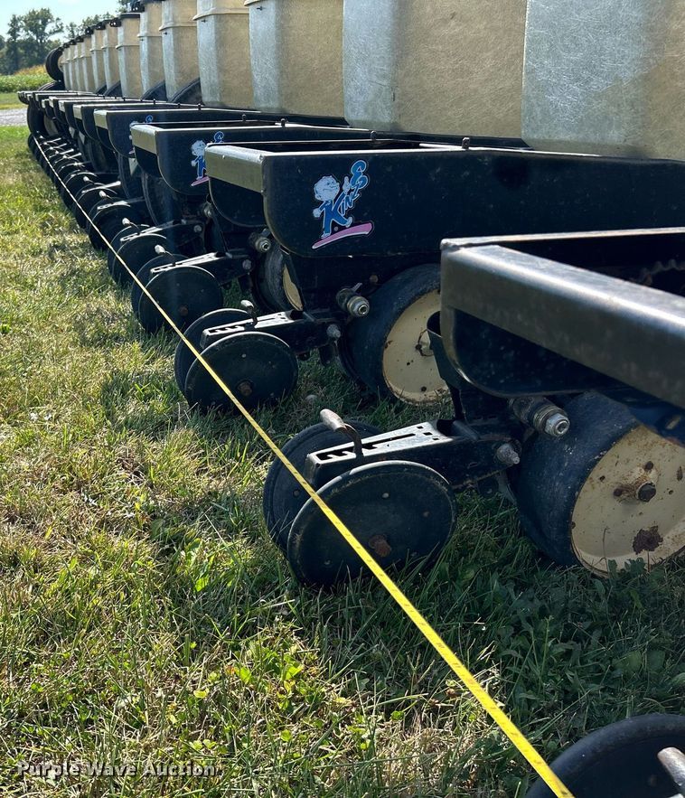 image for item EK3386 1995 Kinze 2600 planter