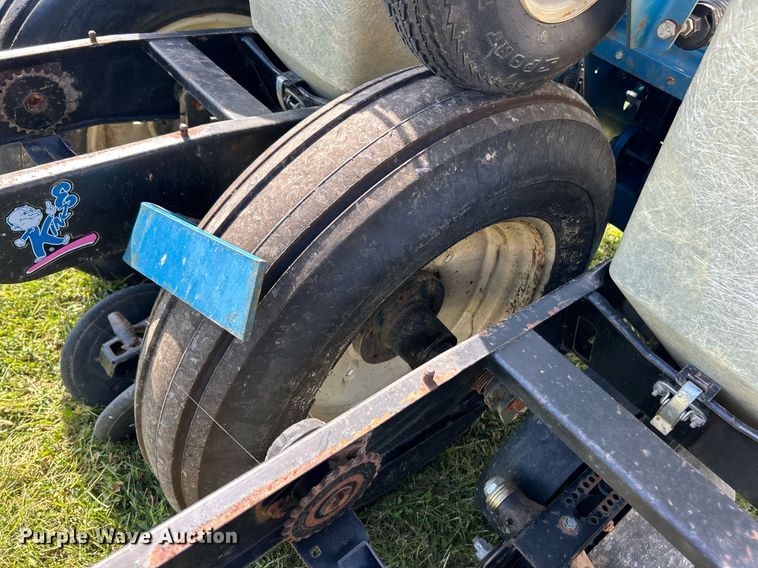 image for item EK3386 1995 Kinze 2600 planter
