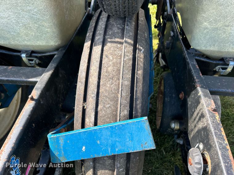 image for item EK3386 1995 Kinze 2600 planter