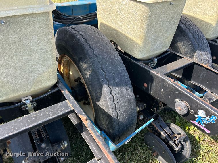 image for item EK3386 1995 Kinze 2600 planter