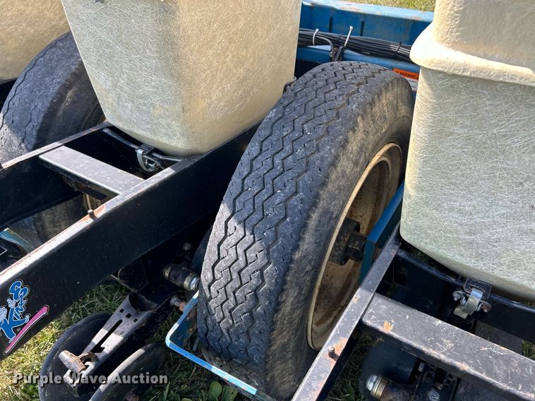 image for item EK3386 1995 Kinze 2600 planter