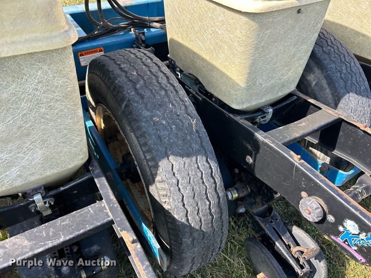 image for item EK3386 1995 Kinze 2600 planter