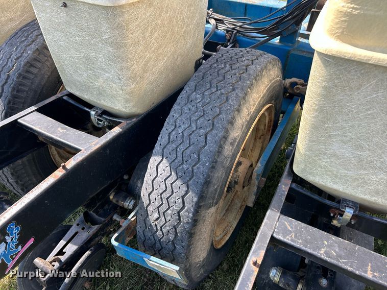 image for item EK3386 1995 Kinze 2600 planter