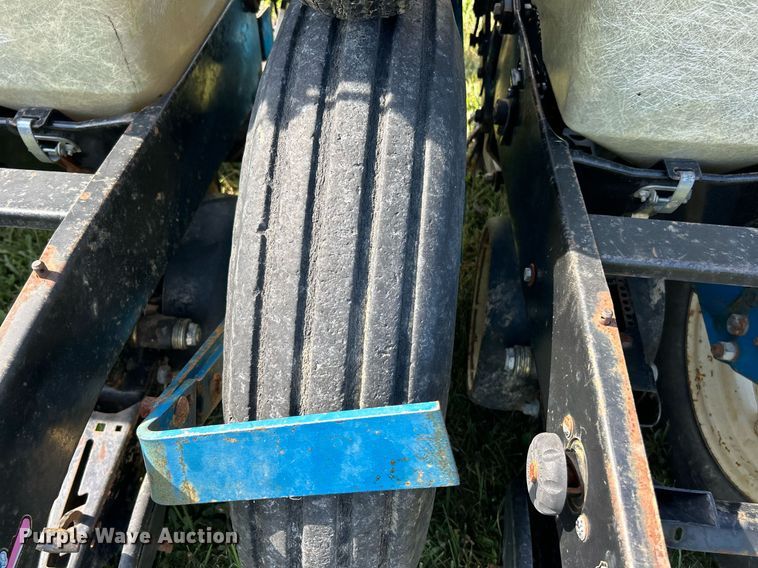 image for item EK3386 1995 Kinze 2600 planter