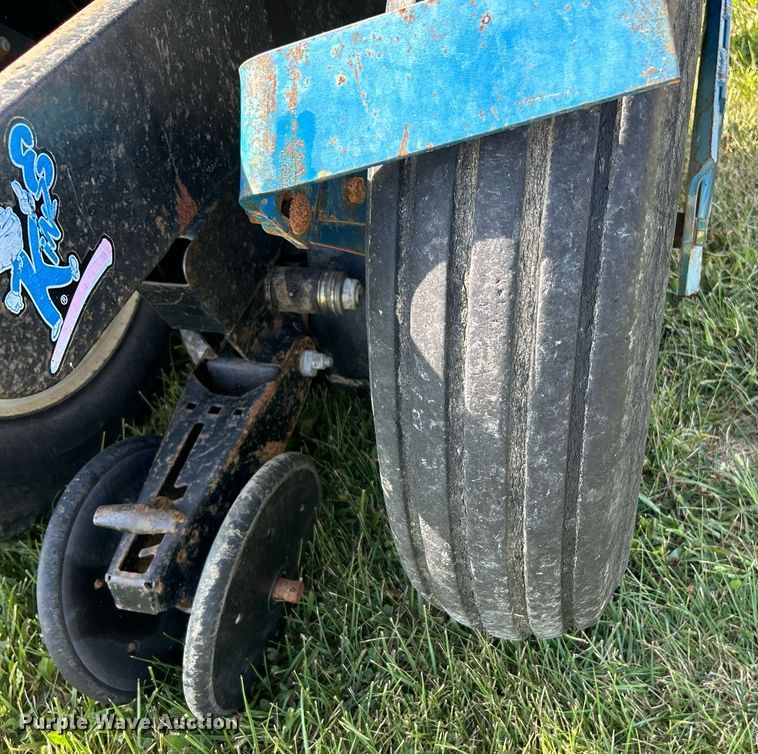 image for item EK3386 1995 Kinze 2600 planter