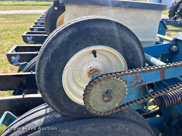 image for item EK3386 1995 Kinze 2600 planter