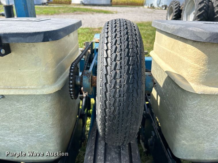 image for item EK3386 1995 Kinze 2600 planter