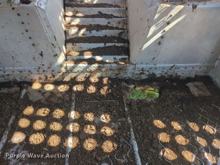 image for item EQ2193 1983 Merritt Cattle Drive livestock trailer