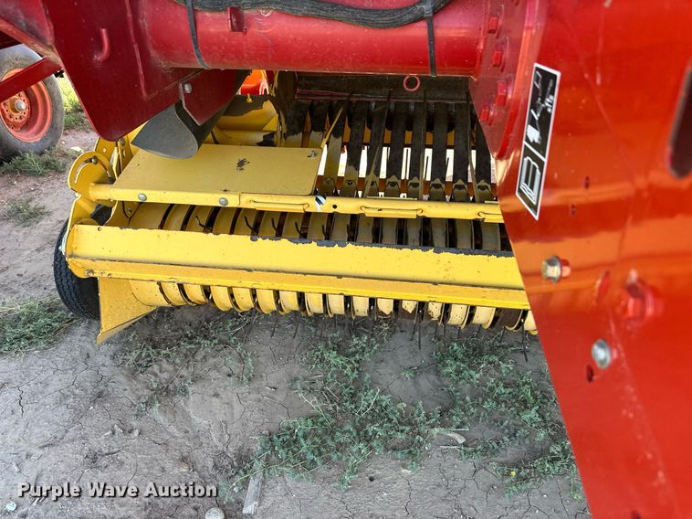 image for item ER8020 2013 New Holland BR7090 Specialty Crop round baler