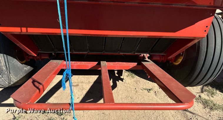 image for item ER8020 2013 New Holland BR7090 Specialty Crop round baler