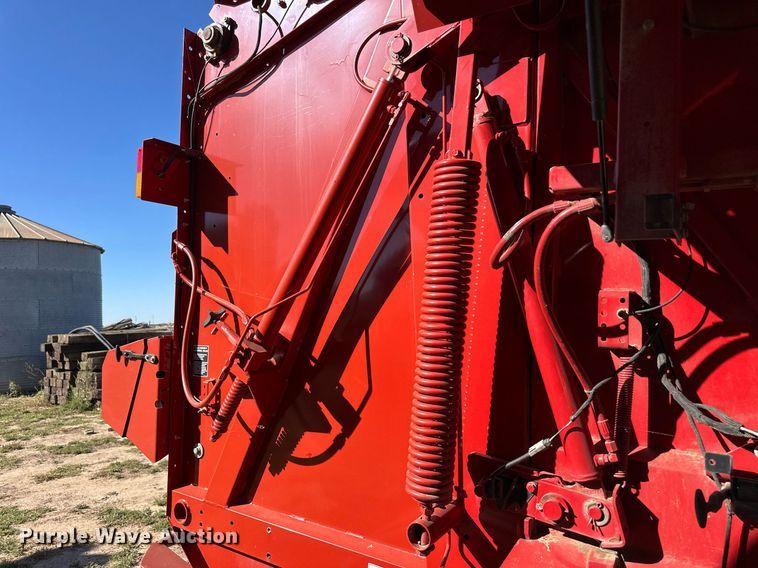 image for item ER8020 2013 New Holland BR7090 Specialty Crop round baler