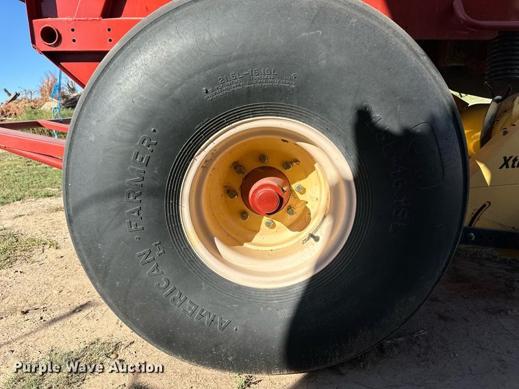 image for item ER8020 2013 New Holland BR7090 Specialty Crop round baler