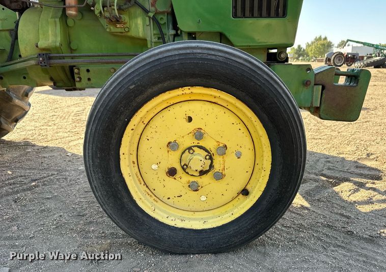 image for item ER8073 1978 John Deere 850 tractor