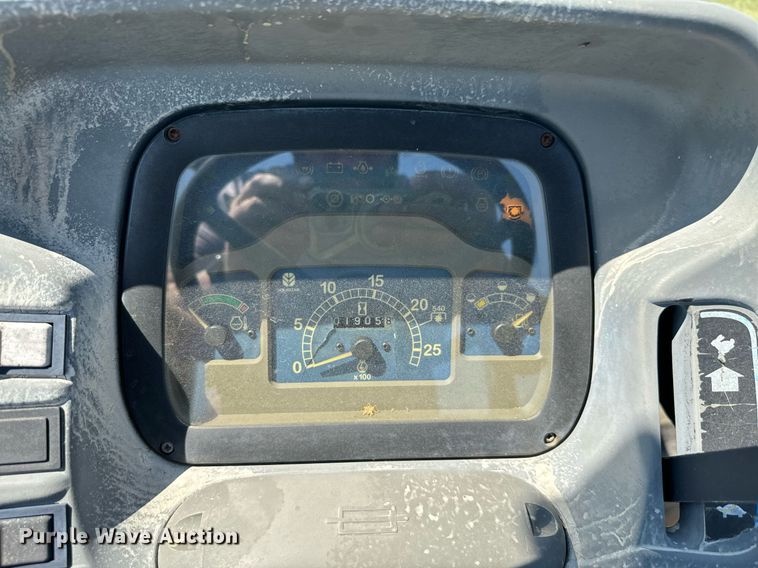 image for item IE9108 2006 New Holland TN75A MFWD tractor