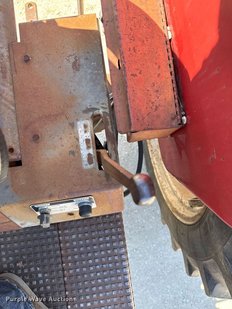 image for item IE9109 1973 Massey Ferguson 180 tractor