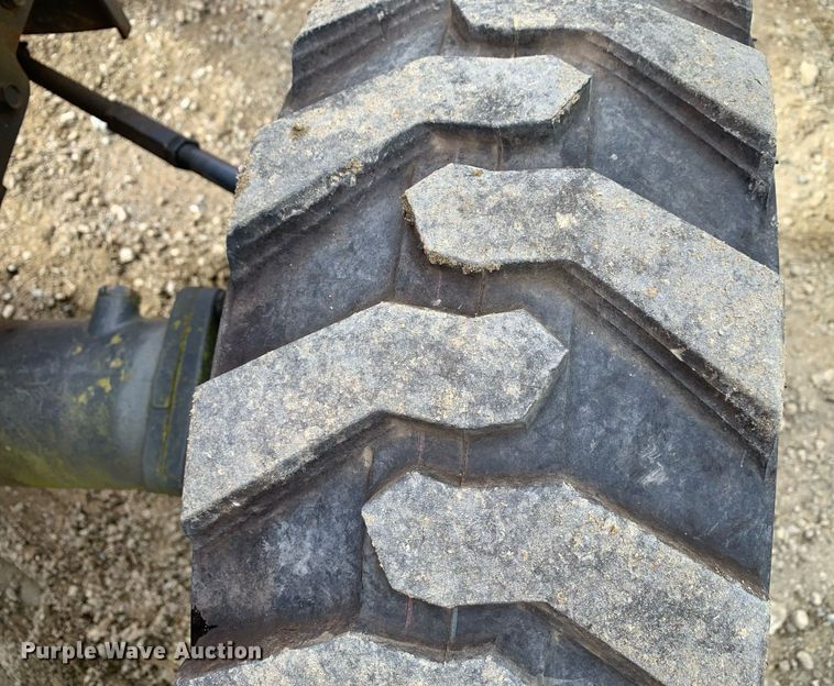 image for item JT9747 Kubota  L3200 MFWD tractor