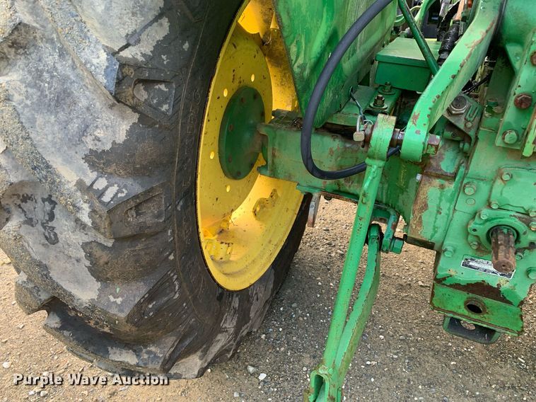 image for item JT9751 1984 John Deere 950 MFWD tractor
