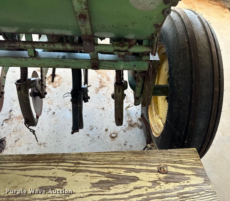 image for item NQ9747 John Deere  E0DRB grain drill